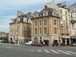  immeubles symétriques, de chaque côté de la rue Henri Robert
